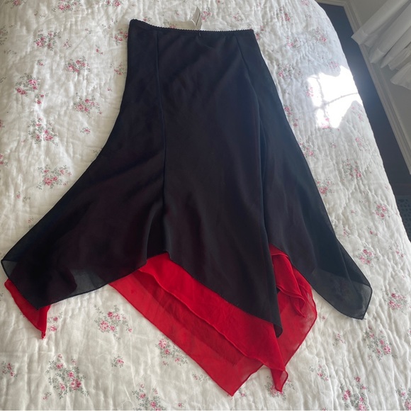 black and red skirt - Picture 3 of 3